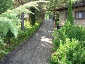 ペルディフーモにあるVilla Rosaの隣の庭の石道