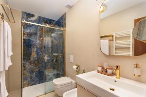 Un baño con ducha, inodoro y lavabo. en H - Suites, en Poreč 33 fotos más