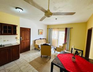 a kitchen and living room with a ceiling fan at Apartmenthotel Michaela in Sosúa