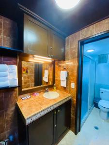 een badkamer met een wastafel en een toilet bij Mexican Style Top Floor in Cancun