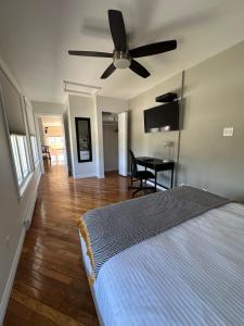 een slaapkamer met een bed en een plafondventilator bij Motel Le Refuge in Sherbrooke