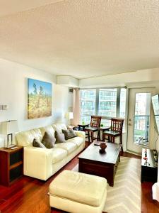 Χώρος καθιστικού στο Core Downtown Toronto-3 Bedrooms-2 Bathrooms-Washrooms-Free Parking-CN Tower-Ripleys Museum-Blue Jays Stadium In front-Indoor Gym-Swimming Pool-Jacuzzi Sauna-Filter Drinking Water-WiFi