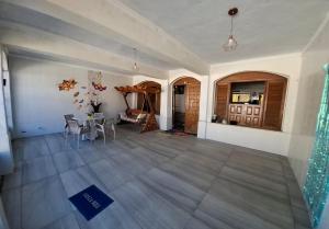 a living room with a table and a dining room at CASA Mosqueiro AMAZONIA BELÉM COP 30 in Belém