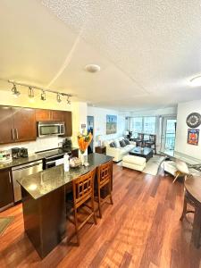 Η κουζίνα ή μικρή κουζίνα στο Core Downtown Toronto-3 Bedrooms-2 Bathrooms-Washrooms-Free Parking-CN Tower-Ripleys Museum-Blue Jays Stadium In front-Indoor Gym-Swimming Pool-Jacuzzi Sauna-Filter Drinking Water-WiFi +48 φωτογραφίες