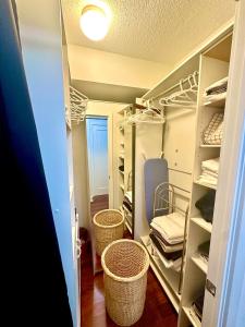 Φωτογραφία από το άλμπουμ του Core Downtown Toronto-3 Bedrooms-2 Bathrooms-Washrooms-Free Parking-CN Tower-Ripleys Museum-Blue Jays Stadium In front-Indoor Gym-Swimming Pool-Jacuzzi Sauna-Filter Drinking Water-WiFi στο Τορόντο