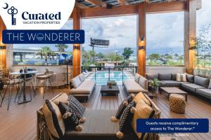 een grote woonkamer met een zwembad op de achtergrond bij The Nicholas Veranda King Suite - Walk to King in Charleston