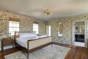 Una cama o camas en una habitación de The Nicholas Veranda King Suite - Walk to King 20 fotos más