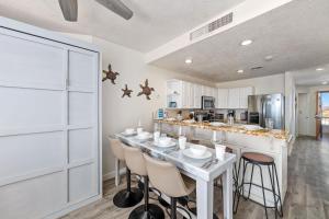 Kuchyň nebo kuchyňský kout v ubytování Sonoran Spa 2BR 2BA Sleeps 8 6th Floor- E607