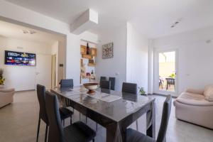 a dining room with a table and chairs at Partanna Living in Partanna