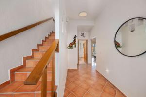 um corredor com escadas e um espelho na parede em 3 Story House 3BR 2BA Rooftop View with Heated Pool em La Choya