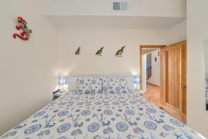 Uma cama ou camas num quarto em 3 Story House 3BR 2BA Rooftop View with Heated Pool