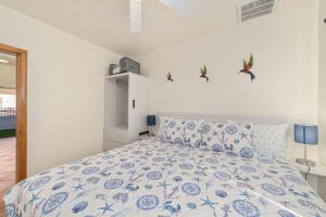 Uma cama ou camas num quarto em 3 Story House 3BR 2BA Rooftop View with Heated Pool