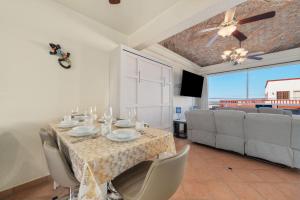 Uma área de estar em 3 Story House 3BR 2BA Rooftop View with Heated Pool