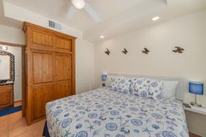 Uma cama ou camas num quarto em 3 Story House 3BR 2BA Rooftop View with Heated Pool