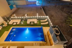 A piscina em ou perto de 3 Story House 3BR 2BA Rooftop View with Heated Pool