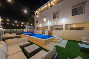 A piscina em ou perto de 3 Story House 3BR 2BA Rooftop View with Heated Pool