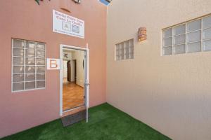 um edifício com uma porta que leva a um corredor em 3 Story House 3BR 2BA Rooftop View with Heated Pool em La Choya