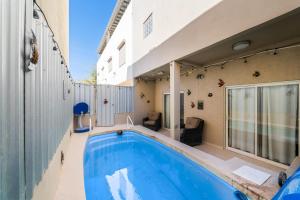 ein Swimmingpool im Hinterhof eines Hauses in der Unterkunft 3 Story Home 3BR 2BA with Pool Garage and Rooftop View in La Choya