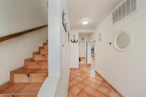 einen Flur eines Hauses mit Treppe und Spiegel in der Unterkunft 3 Story Home 3BR 2BA with Pool Garage and Rooftop View in La Choya