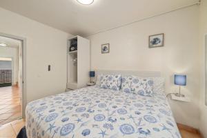 Ein Bett oder Betten in einem Zimmer der Unterkunft 3 Story Home 3BR 2BA with Pool Garage and Rooftop View