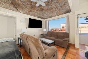 ein Wohnzimmer mit Couch und Flachbildfernseher in der Unterkunft 3 Story Home 3BR 2BA with Pool Garage and Rooftop View in La Choya