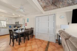 eine Küche und ein Esszimmer mit Tisch und Stühlen in der Unterkunft 3 Story Home 3BR 2BA with Pool Garage and Rooftop View in La Choya + 37 Fotos