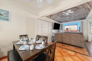 Ein Sitzbereich in der Unterkunft 3 Story Home 3BR 2BA with Pool Garage and Rooftop View