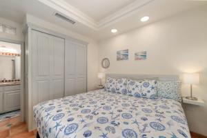 Ein Bett oder Betten in einem Zimmer der Unterkunft 3 Story Home 3BR 2BA with Pool Garage and Rooftop View