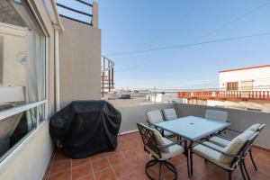 Ein Balkon oder eine Terrasse in der Unterkunft 3 Story Home 3BR 2BA with Pool Garage and Rooftop View