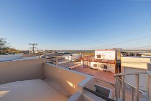 Ein Balkon oder eine Terrasse in der Unterkunft 3 Story Home 3BR 2BA with Pool Garage and Rooftop View