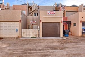 ein Haus mit einer Garage und einem Schild mit der Aufschrift „Autovermietung“ in der Unterkunft 3 Story Home 3BR 2BA with Pool Garage and Rooftop View in La Choya