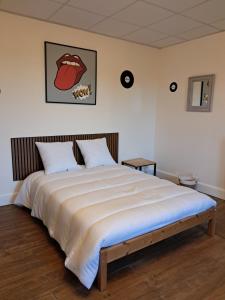 a bedroom with a large bed in a room at Gîte La Maison des Arts in Jaunay-Marigny