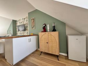 Dapur atau dapur kecil di Le Naturel, avec climatisation et parking privé