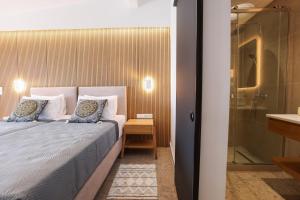 Un pat sau paturi într-o cameră la Kostas Beachfront Suite
