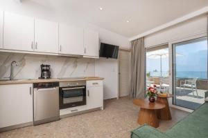 O bucătărie sau chicinetă la Kostas Beachfront Suite +14 fotografii