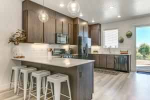 Η κουζίνα ή μικρή κουζίνα στο Pool Access St George Townhome Near Trails!