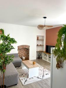 Una sala de estar con un sofá y una chimenea. en Le refuge urbain - T2 à la gare, en Rennes