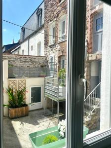 ventana con vistas a un balcón en Le refuge urbain - T2 à la gare, en Rennes