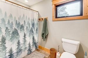 e bagno con servizi igienici e tenda da doccia con alberi. di Luxe Barndominium Retreat Near Blue Spring Lake! a Whitewater Altre 32 foto