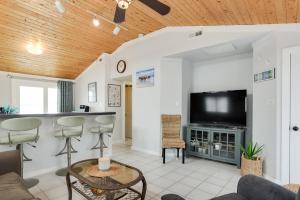 a living room with a bar and a tv at Blackbird Inn in Kill Devil Hills