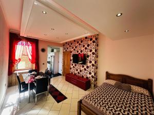 a bedroom with a bed and a desk in a room at Roomy home 1 level Free Parking in Edinburgh