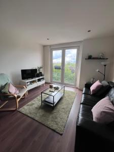 Телевизор и/или развлекательный центр в Double Bedroom - Private Bathroom - City Centre