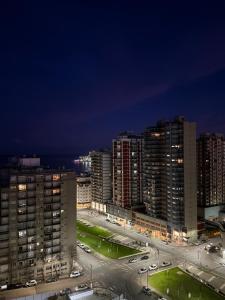 - Vistas nocturnas a una ciudad con edificios altos en MarDelSuites - Studio Premium Piso 14 a Pasos del Mar, Amenities, Seguridad 24hrs, Cochera Opcional, en Mar del Plata