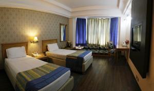 Postel nebo postele na pokoji v ubytování Dee Marks Airport Hotel & Resorts