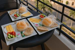 un vassoio di cibo su un tavolo sul balcone di Landmark Hostel Cairo a Il Cairo