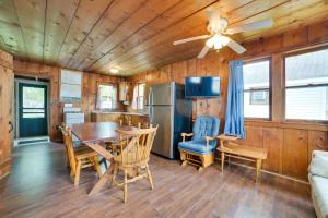 Kuchyň nebo kuchyňský kout v ubytování On Lake Huron Pet-Friendly Cabin 10 in Cedarville
