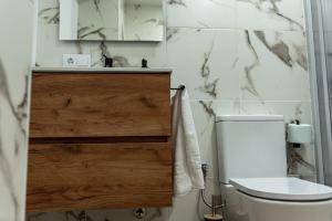 a bathroom with a toilet and a sink at Feeling Doñana in Villamanrique de la Condesa