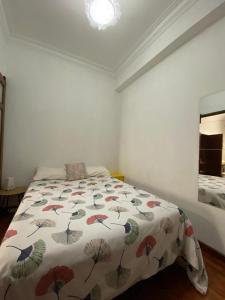 En eller flere senge i et værelse på Habitación Céntrica con sala