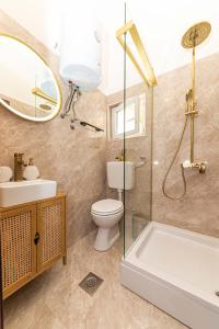 Bilik mandi di Tina summer home +23 gambar