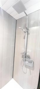 Un baño con ducha y un inodoro. en Wisteria Barn, Trewethen, Nr Port Isaac, en Port Isaac 38 fotos más